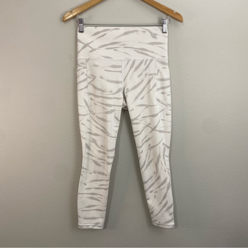 Athleta Salutation Stash Pocket II 7/8 Tight White and Grey Zebra Print Sz Small